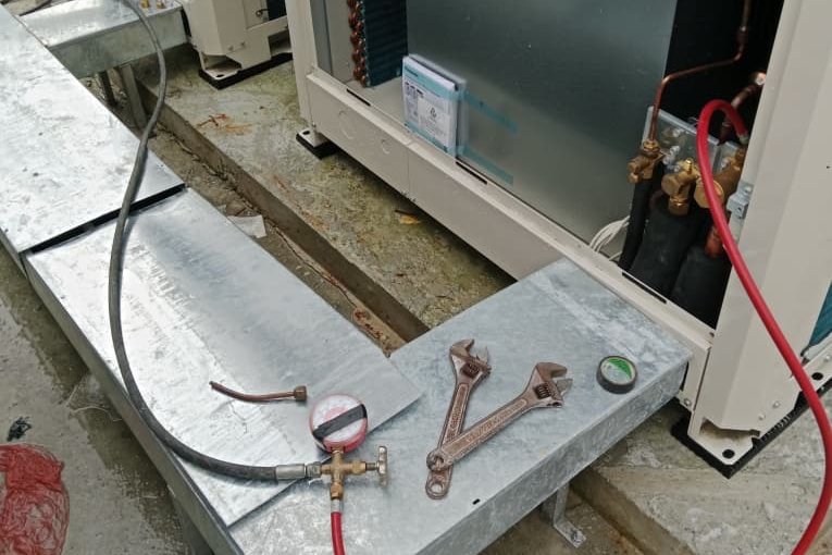 Gauges and tools at the outdoor unit during commissioning