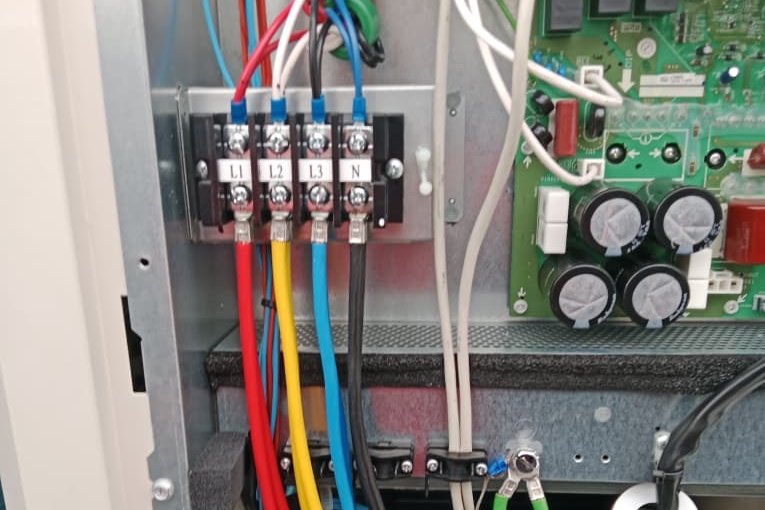 Three-phase power terminals wired at the VRF outdoor unit